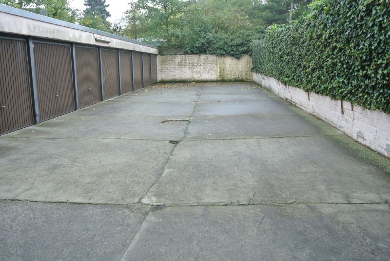 Garage im Hinterhof eines gepflegten Mehrfamilienhauses in Moers